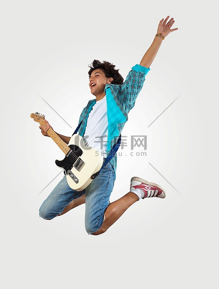 年轻人弹着电吉他，跳着