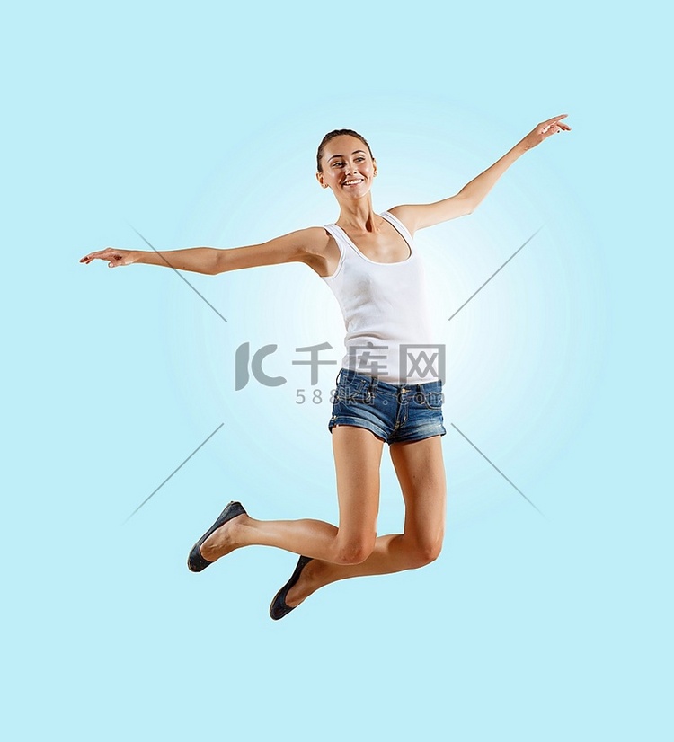 现代风格女舞者跳跃和摆姿势。图