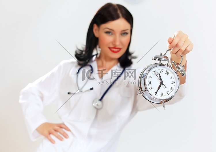 带着钟表的年轻女医生