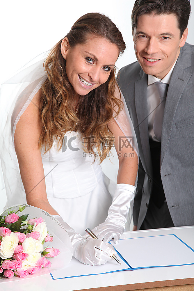 新娘和新郎签署结婚合同