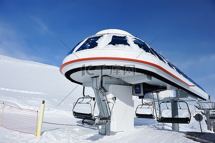 阿尔卑斯山冬季滑雪缆车站，瓦尔