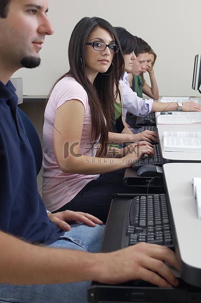 在计算机教室工作的学生