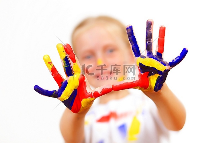 小孩子的手被涂上了五颜六色的油