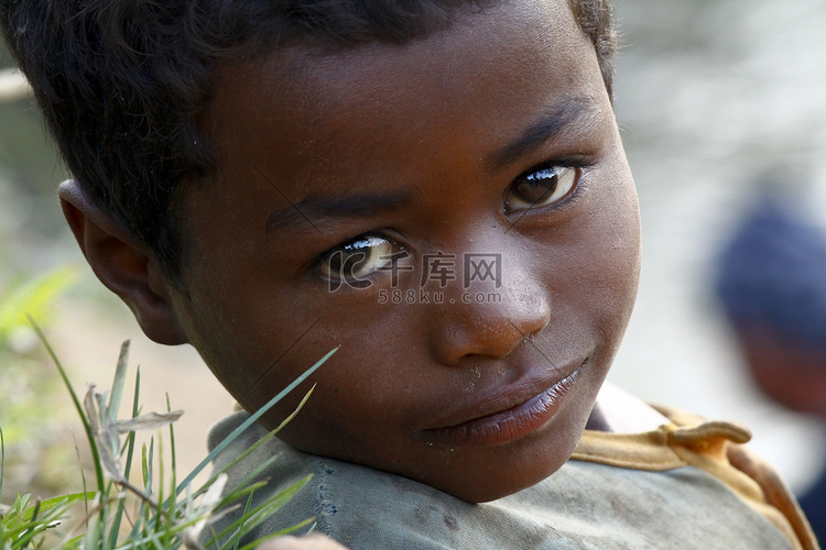 微笑可爱的非洲男孩，与美丽的脸