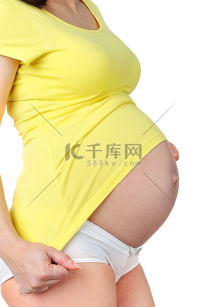 年轻孕妇的肚子。近距离观察