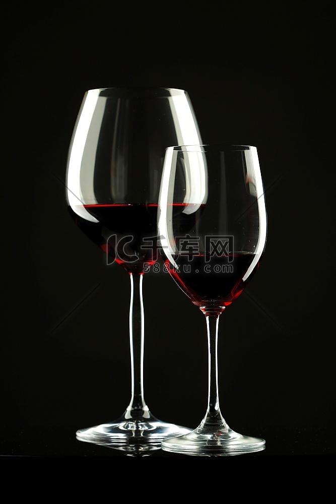 红酒玻璃剪影黑色背景
