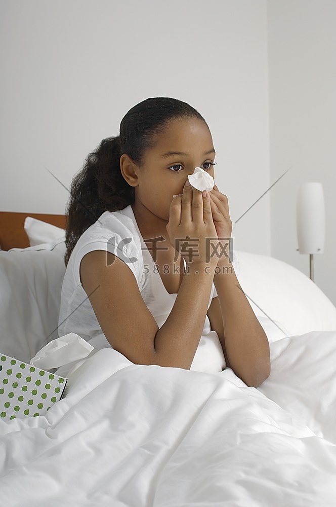 女孩(7-9岁)在床上流鼻涕