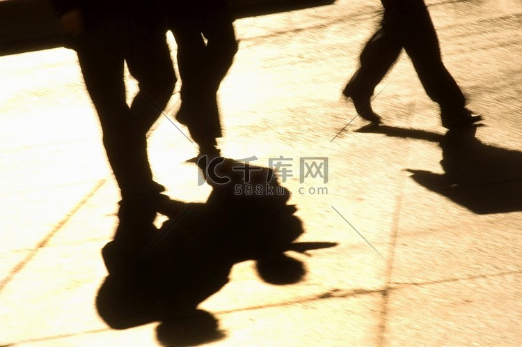 人们行走的影子。