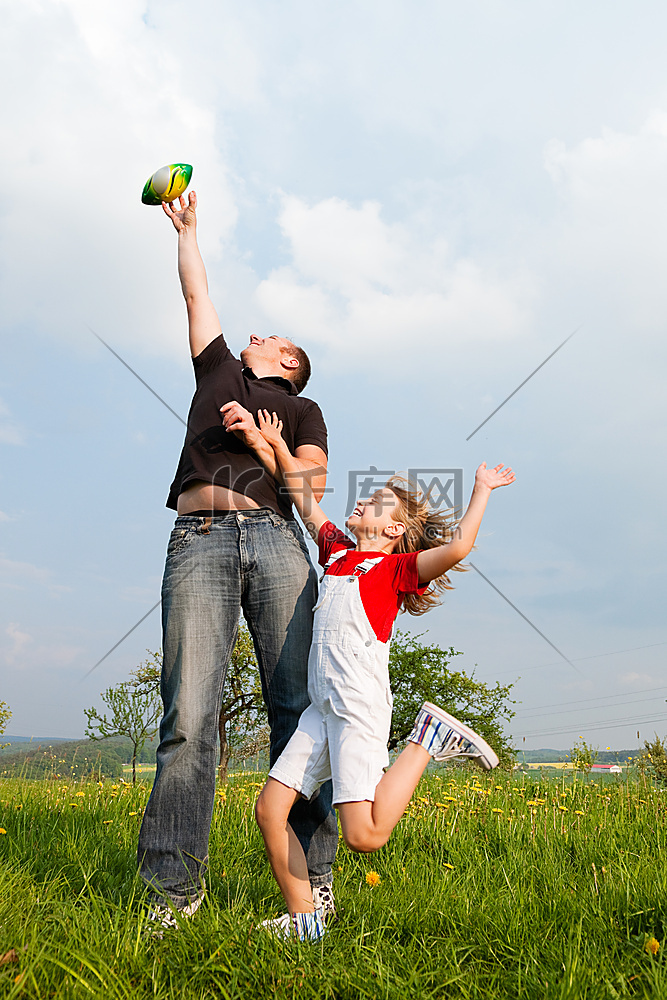 家庭事务--父亲和女儿一起踢足球