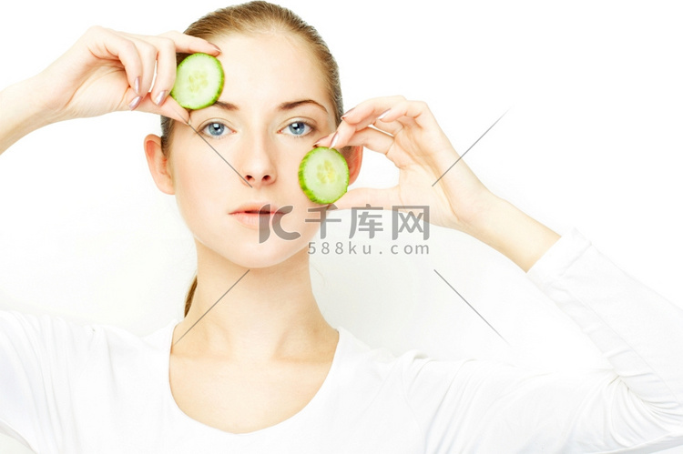 年轻女子，脸上盖着两片黄瓜，清