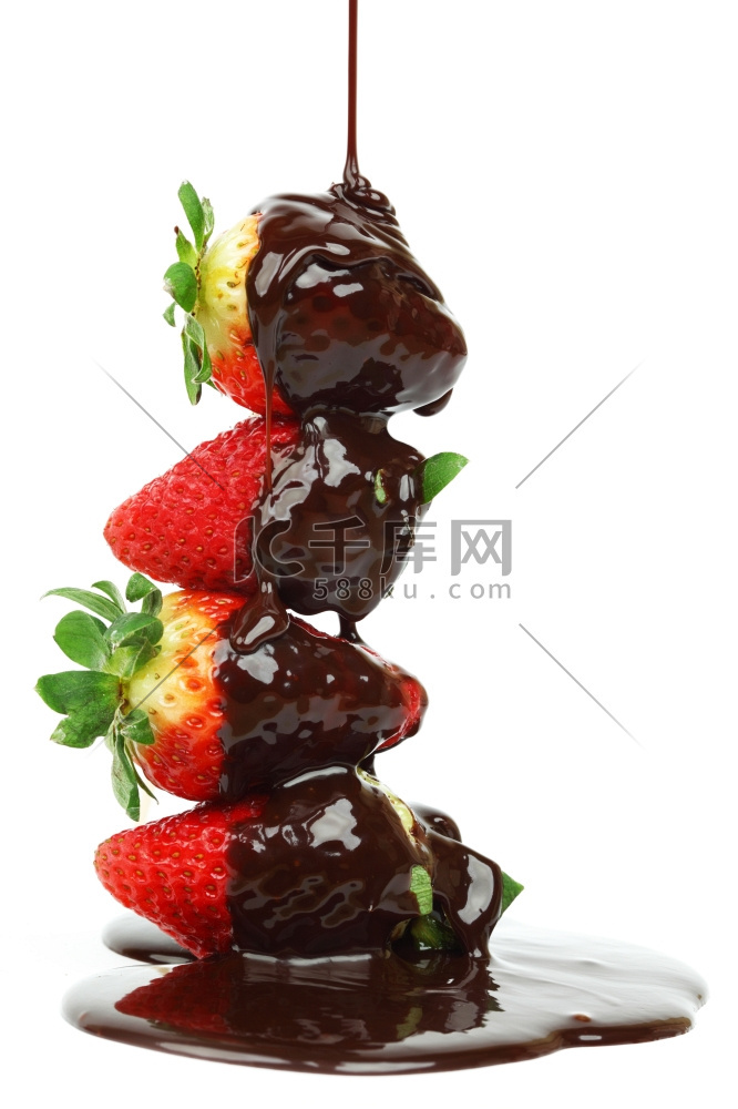 巧克力中的草莓堆放在白色上
