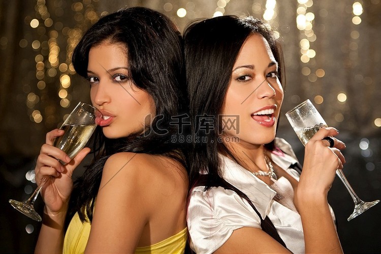 两个年轻漂亮的女人在夜总会喝着