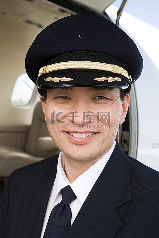 亚洲男飞行员在私人飞机前的肖像