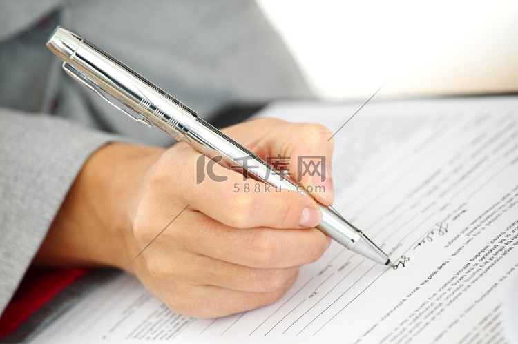 女人用笔在纸上写字