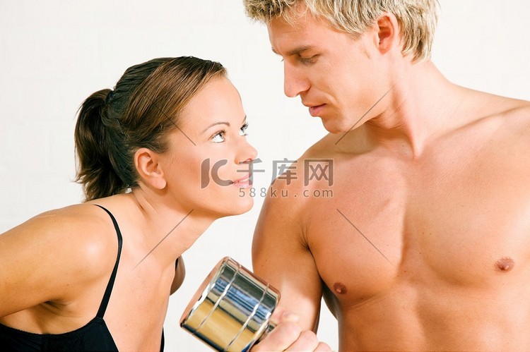 情侣们在健身房里锻炼身体。她很