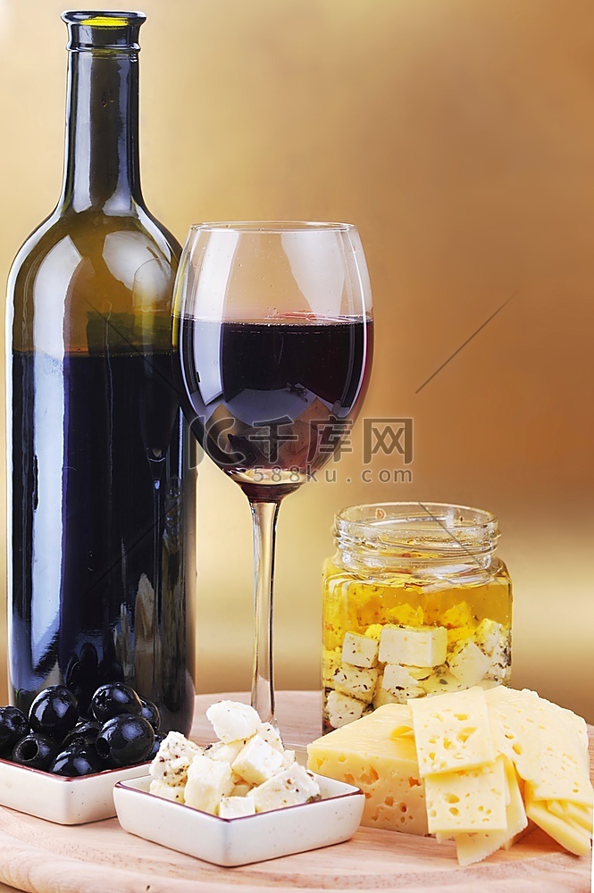红酒，配上酒杯奶酪和橄榄