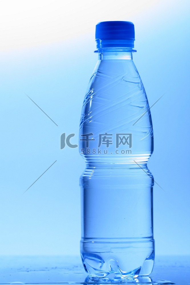 清澈的蓝色瓶装水