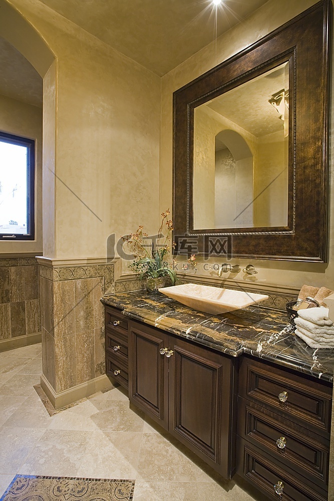 深棕色浴室单元与皮革镜框