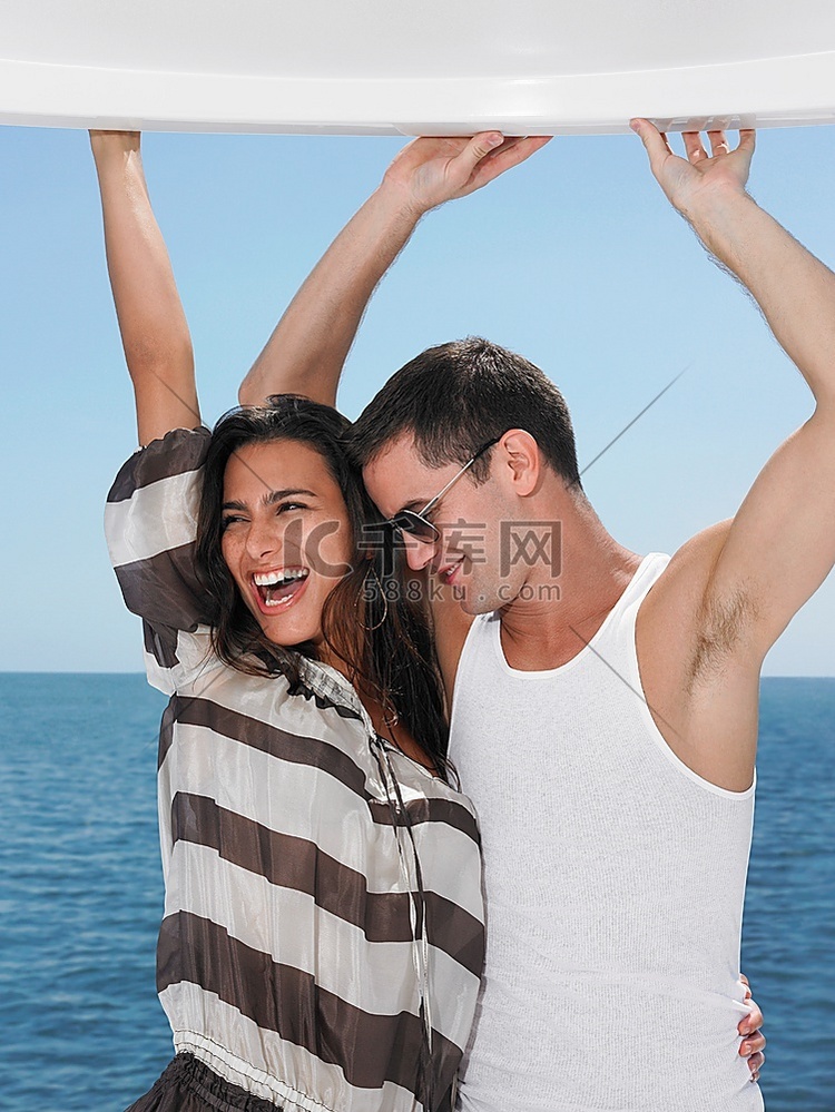 年轻夫妇在背景中跳舞的大海