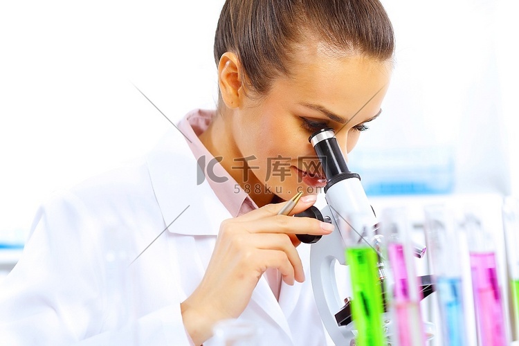 年轻的女科学家在实验室里研究液