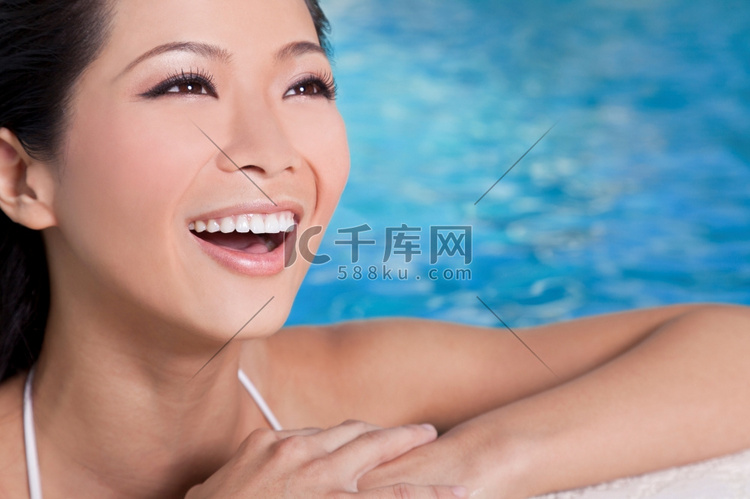泳池里美丽性感的中国东方亚裔女