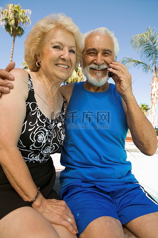 一对老年夫妇在户外使用手机