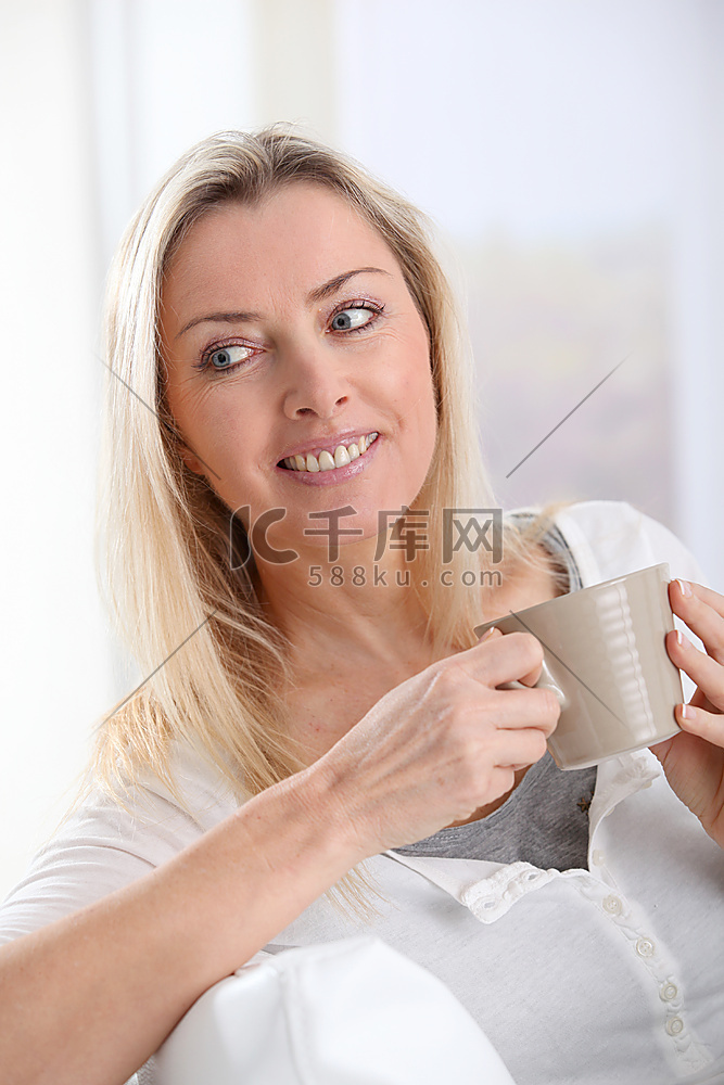金发女人的肖像和一杯茶