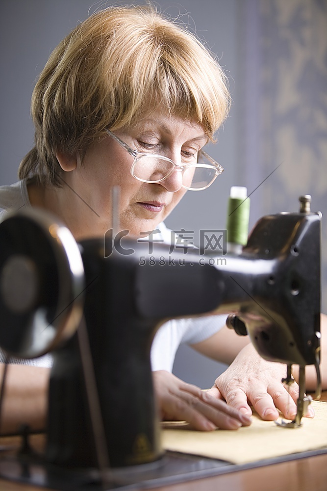 成熟女性在缝纫机前工作