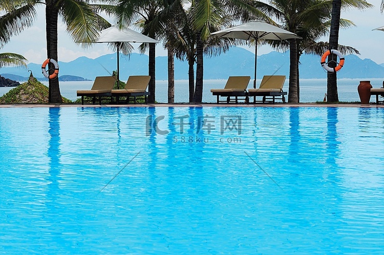 海边的热带游泳池