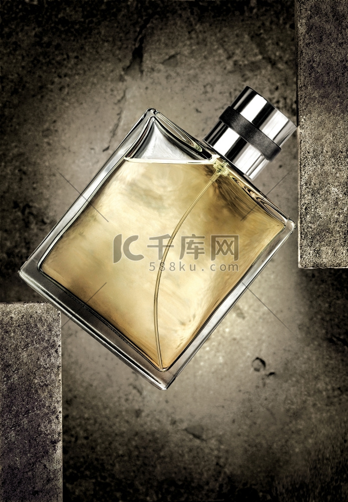 一个方形玻璃透明的男士香水瓶子