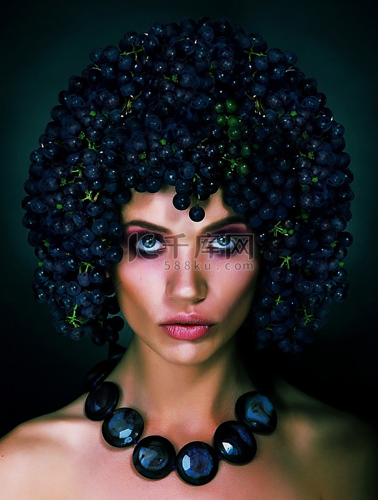 秋天女人的肖像，头上戴着葡萄。