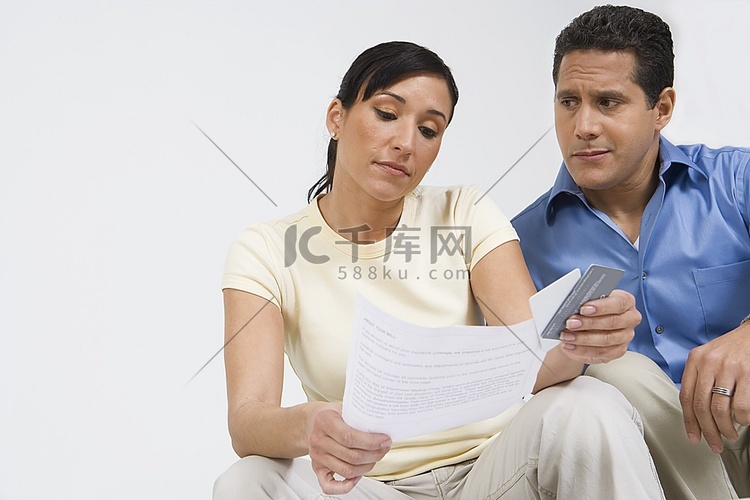 夫妻看着信用卡账单