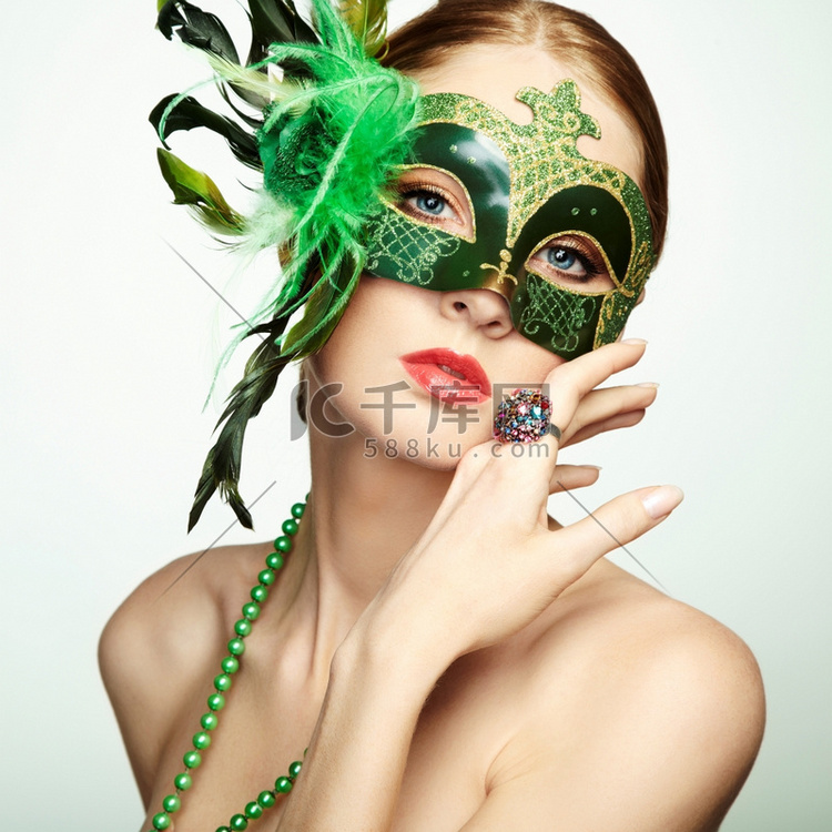 戴着绿色神秘威尼斯面具的美丽年