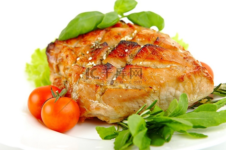釉面烤猪肉配以白底隔离蔬菜。