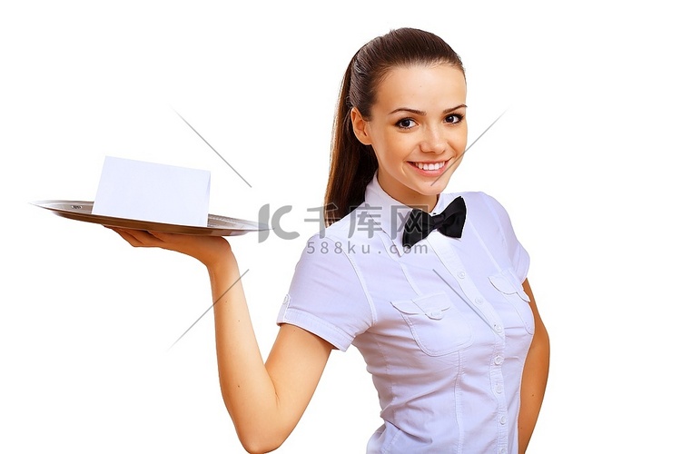 端着空托盘的年轻女服务员的肖像