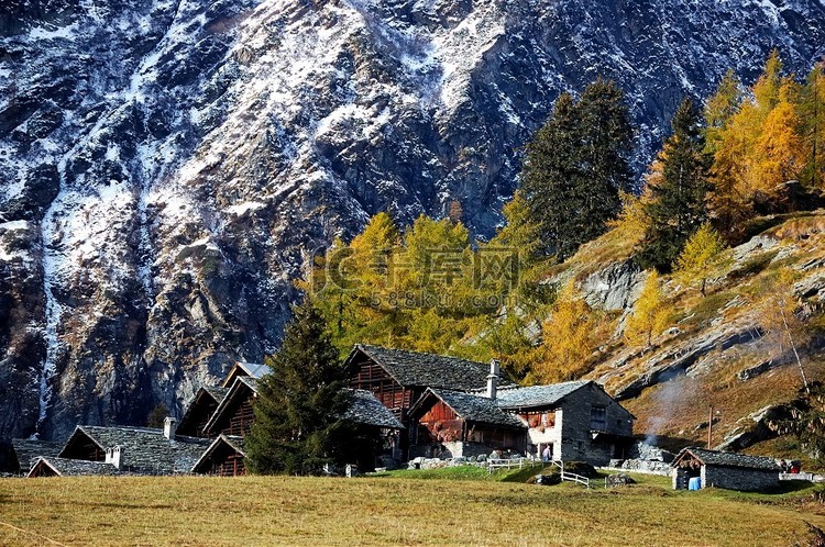 秋天的山村；意大利阿尔卑斯山西