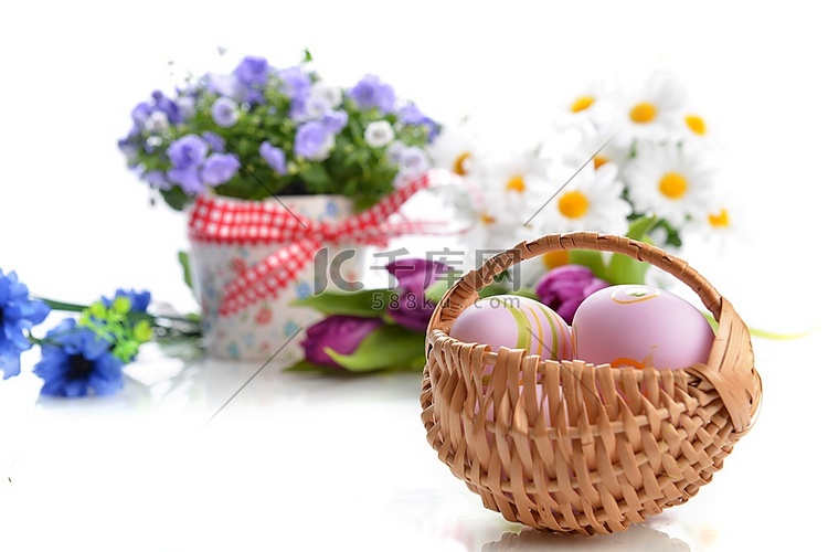 带花的复活节彩蛋柳条篮子