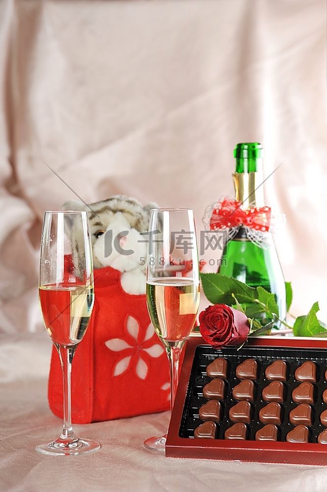 礼物、香槟和红玫瑰特写