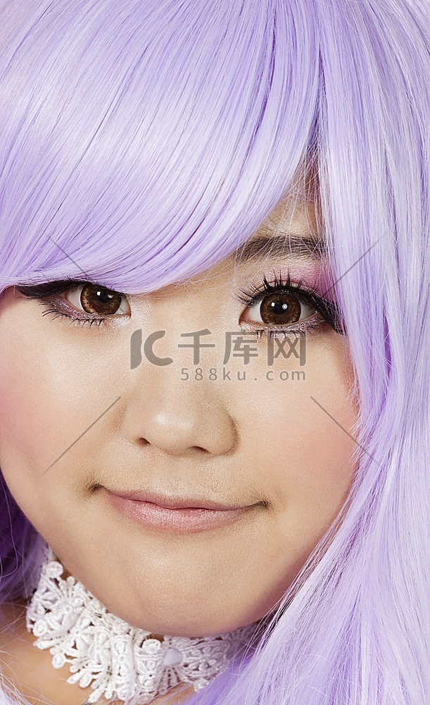 戴着紫色假发的可爱年轻女子的特