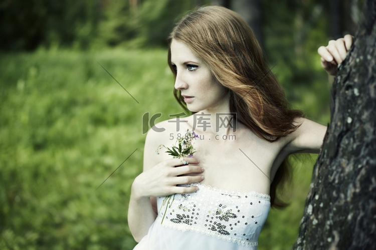 仙女森林里浪漫女人的肖像
