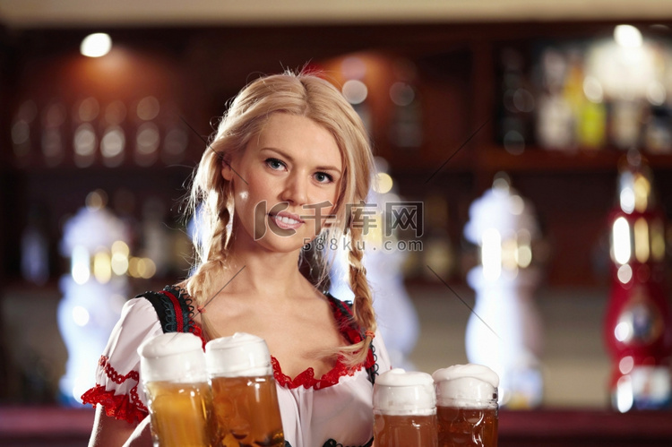 酒吧里拿着啤酒的年轻女服务员