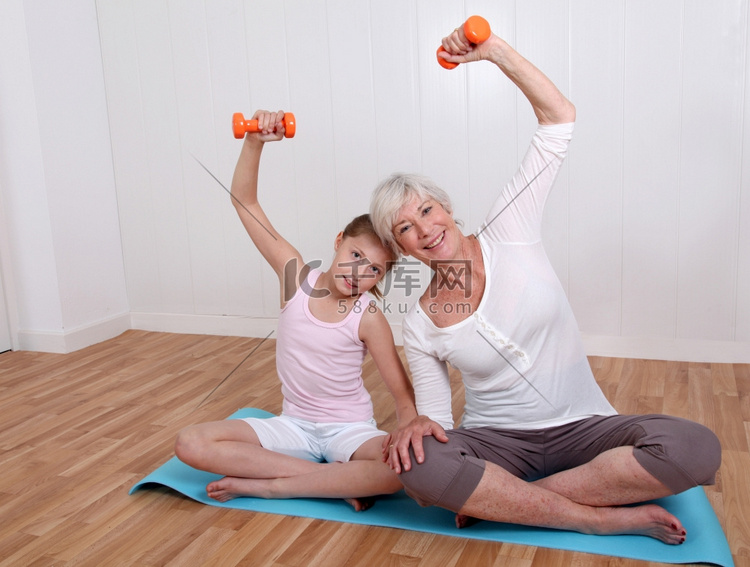 奶奶和小女孩在做健身运动