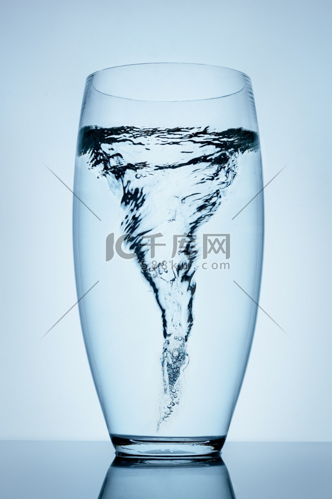由透明玻璃中的水组成的壮观龙卷