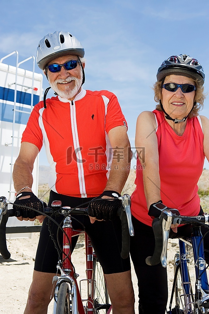 骑着自行车的高年级夫妇