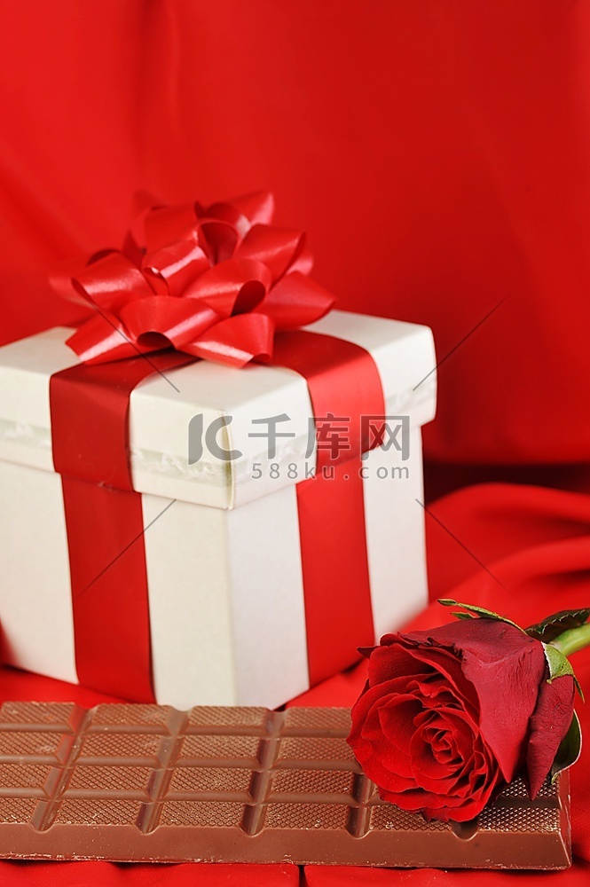 美丽的红玫瑰，礼物和巧克力的红