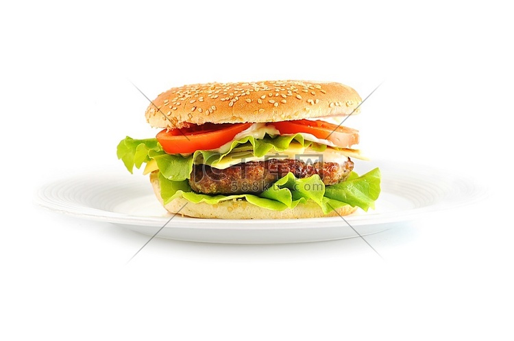 汉堡包配牛排和蔬菜
