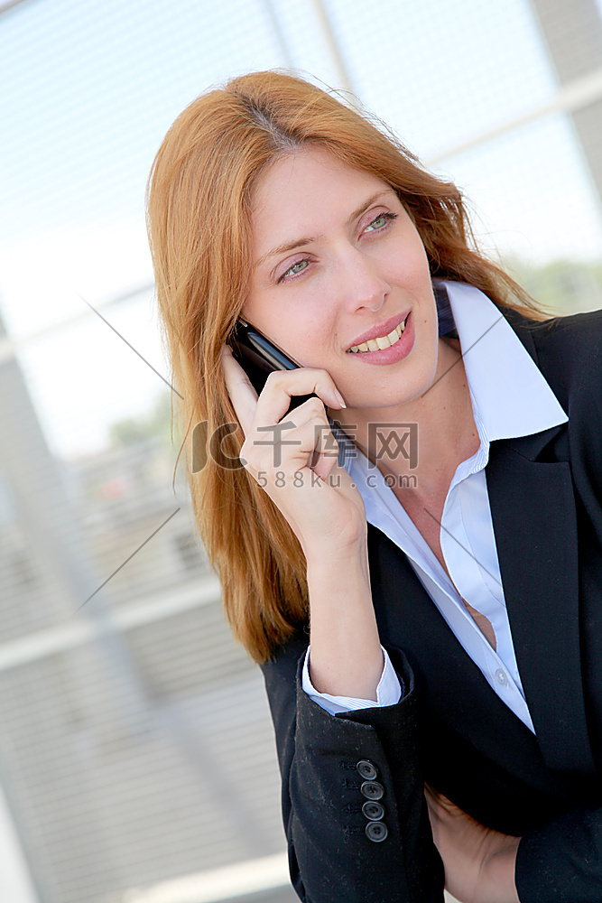 漂亮的女售货员在手机上说话