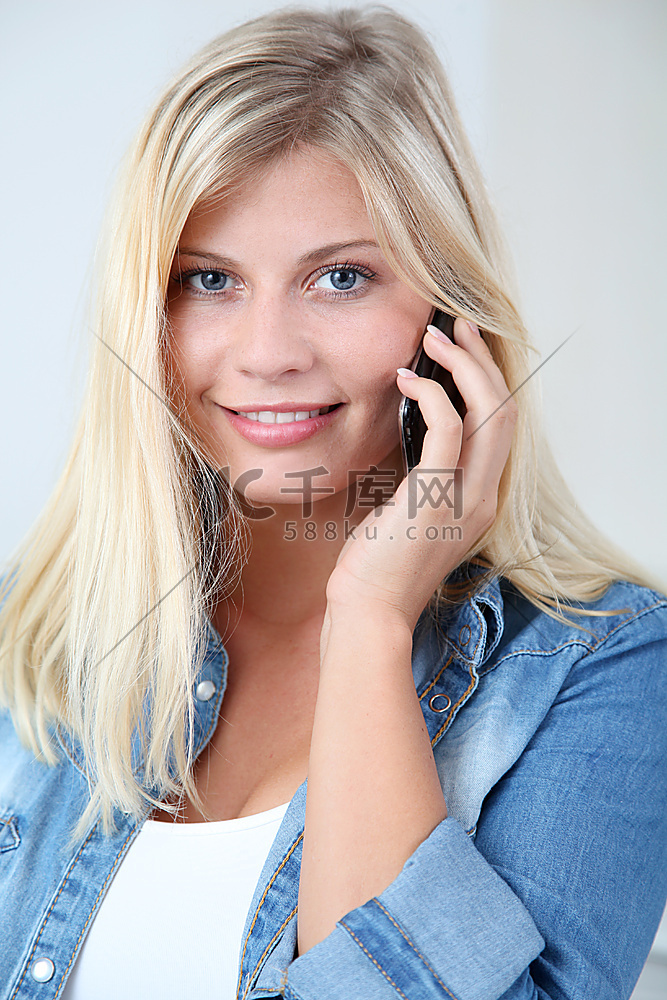 特写镜头的美丽的金发女子谈手机