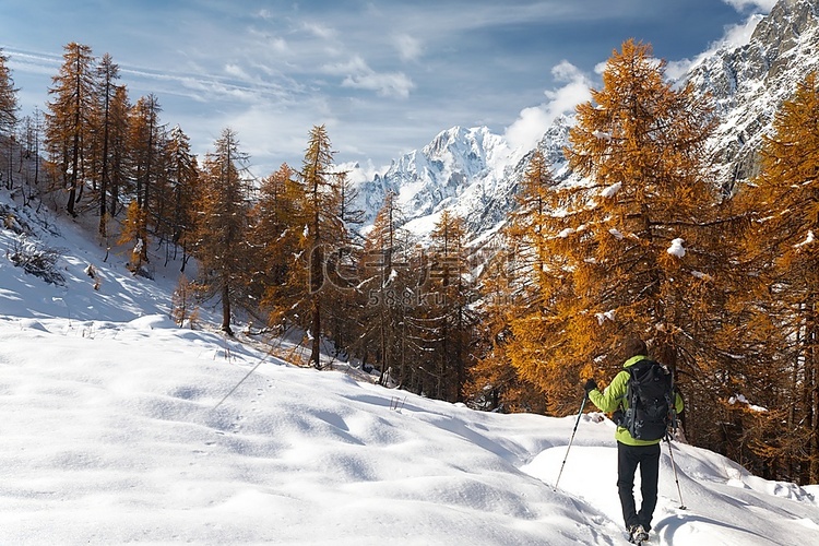 意大利勃朗峰冬日山景中的徒步旅