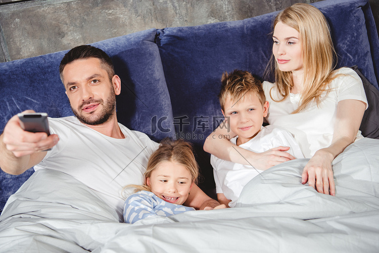 幸福的家庭在床上   
